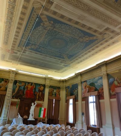 Intervento di messa in sicurezza del controsoffitto decorato dell’Aula Magna dell’Istituto Cerletti di Conegliano.
